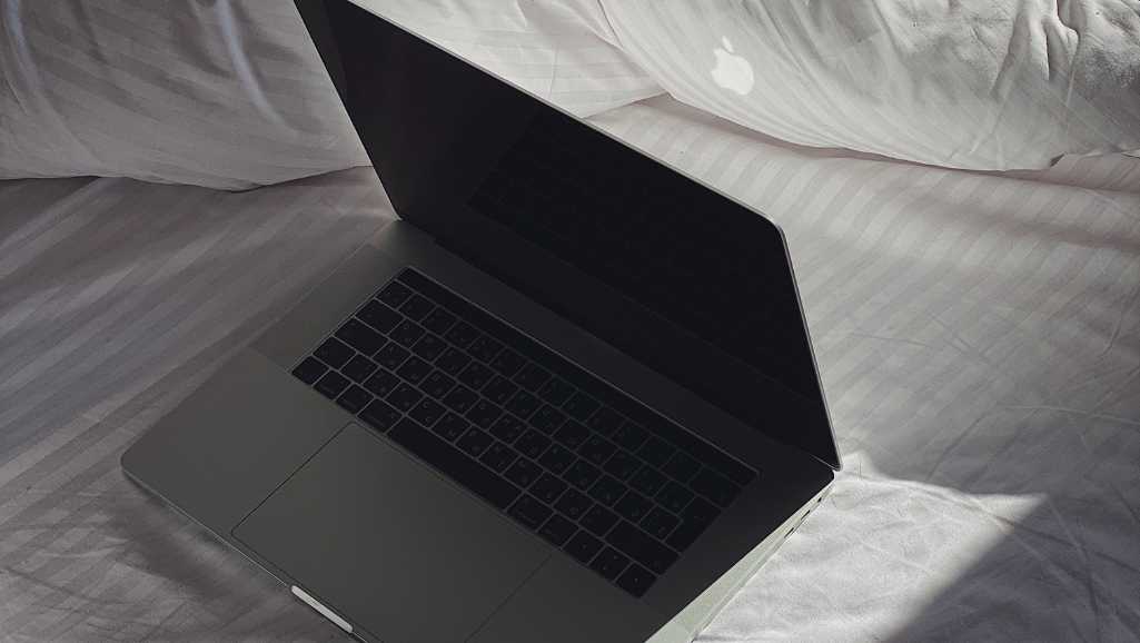 Macbook A1989 with rebooting issue